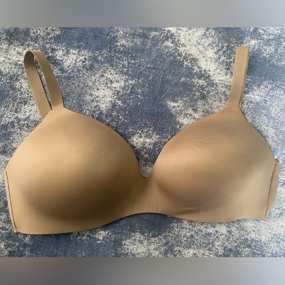 NWT Uniqlo Beige Lightly Padded Wireless Bra Size 34 / 36 DDD G